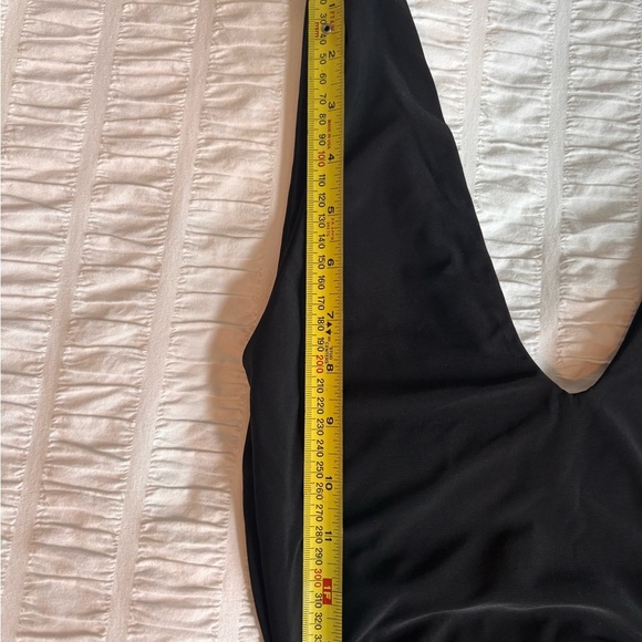 Elegant Black Sleeveless Dress - Picture 5 of 8